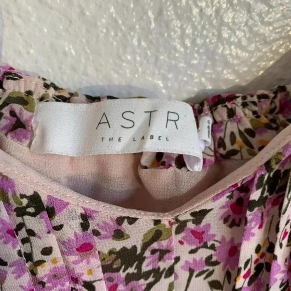 ASTR The Label  Lavender Multi Floral Cami Top (M) - Picture 3 of 8
